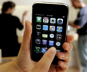The new worm is affecting jailbroken iPhones in the Netherlands and is redirecting users from a legitimate banking website to a fake site.