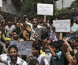 Hurriyat leader behind stone pelting