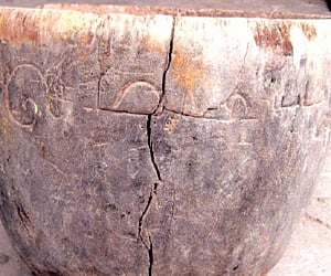 A wooden paddy measure (marakkal); and oil containers, of which two carry Chinese inscriptions, found at Sembianmahadevi. (EPS)