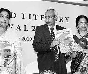 Former governor of Karnataka and Himachal Pradesh VS Rama Devi with the vice-chancellor of the Osmania University T Tirupati Rao.