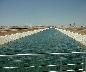 Sheikh Zayed canal of New Valley project, Libyan desert, Egypt. (Photo from / Wikimedia Commons)