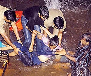 A body being retrieved (ENS)