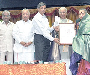 VP Dhanajayan and Shanta Dhananjayan receiving the award from SH Keshava