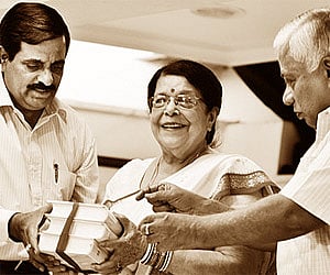 Granddaughter of Mahatma Gandhi, Dr Sumithra Gandhi Kulkarni with Kannada and Culture Commissioner Manu Baligar and BVB Chairman N Ramanuja.