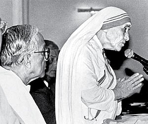 Jyoti Basu with Mother Teresa. (File photo)