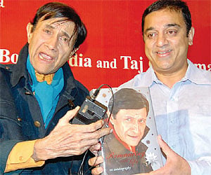 Dev Anand with Kamal Haasan during the release of his book