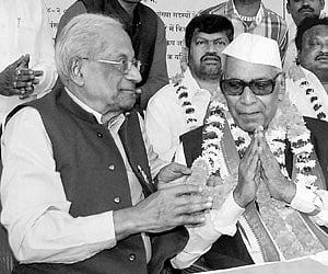 CPI general secretary AB Bardhan calling on freedom fighter Konda Lakshman Bapuji at his hunger strike camp at Jantar Mantar in New Delhi on Monday.
