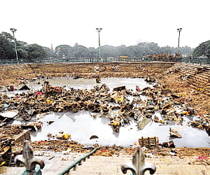 (Above) The immersion tank at Ulsoor in a pitiable condition. (Right) The well-maintained immersion pond at Sankey Tank | nagesh polali