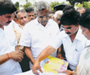 Mayor Sharadmma (right) inspects the wards | Express Photo