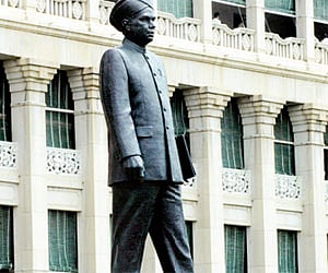 Statue of Kengal Hanumanthaiah (ENS)