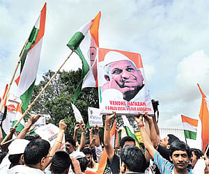 Youth supporting anti-corruption movement at Freedom Park on Sunday|Nagesh Polali & Suresh Nampoothiri.