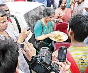 EFLU incharge Vice-Chancellor Prof Amritavalli refuses to sit and has mess food for lunch  | EPS