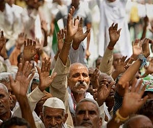 Uttar Pradesh farmers participating in a rally to protest the state government land acquisition for Yamuna Expressway. (File photo/AP)