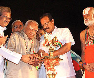 Karnataka Chief Minister and Yogacharya BKS Iyengar inaugurate the Yoga-Naturopathy Arogya Expo in Bangalore on Friday I Suresh Nampoothiri.