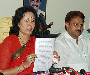 Minister for information and public relations J Geetha Reddy showing a copy of the agreement with Telangana JAC advocates. (EPS)