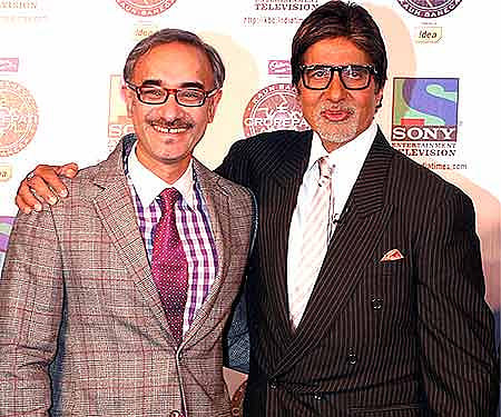 Designer Ravi Bajaj and Amitabh Bachchan (Pic: IANS).