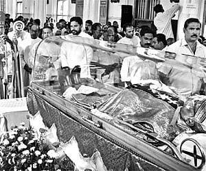 Syro-Malabar Archbishop Mar George Alenchery offering prayers during the funeral service of former bishop Peter Thuruthikonam.