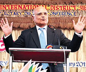 Editorial Director of TNIE Prabhu Chawla speaking at the  Rotary District Conference held in Shimoga on Sunday |EPS