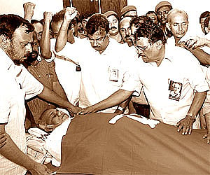 CPI former state secretary Veliyam Bhargavan and other leaders draping the party flag on the body of CK Chandrappan| Express.