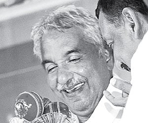 Chief Minister Oommen Chandy receiving a memento from Kerala Cricket Association secretary TC Mathew| Express.