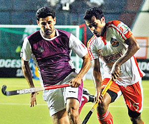 Chennai Cheetahs player (purple jersey) vies for the ball during their match vs Mumbai Marines on Tuesday