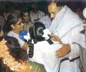 FINAL GREETING: Samdani Begam with Rajiv Gandhi moments before the explosion.