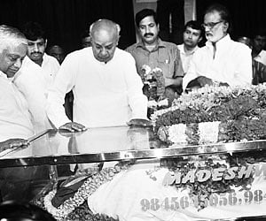 Former PM H D Deve Gowda paying his last respects to Dr Mathoor Krishnamurthi in Bangalore on Thursday.