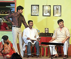 An Irula member extracts the venom | Martin Louis