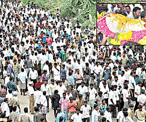 Dalit leader Pasupathi Pandian’s body (inset) being taken in a massive procession in Dindigul before being transported to Thoothukudi.