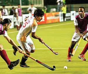 Karnataka Lions’ Atil Arjun (centre) vies for the ball with Chennai Cheetahs’ players at Mayor Radhakrishnan Stadium in Chennai on Saturday