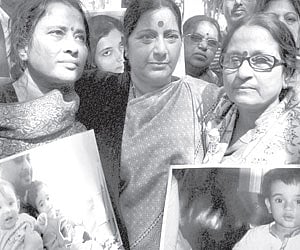 Sushma Swaraj with grandparents of NRI children Aishwarya and Abhigyan during their protest outside the Norwegian Embassy in New Delhi on Monday