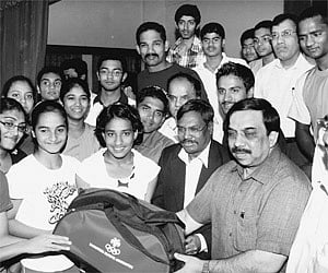 ADGP Omprakash,  KOA president K. Govindraj and ITY secretary I R Perumal presenting kits to the Karnataka contingent