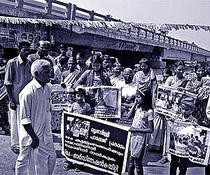 Moolampilly evictees marching to the polling booth | ENS