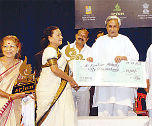 Chief Minister Naveen Patnaik presenting Guru Kelucharan Mohapatra Award -2011 to Kumkum Mohanty and Gloria Mohanty in Bhubaneswar on Sunday - Express