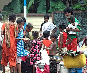 Migrants with their children crowding a street in Kochi| Express.