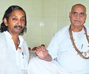 Mahant Yugal Sharan Ji Maharaj (right) with Dr Sethumadhavan | ENS