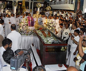 Bishops saying prayers as the body of Varkey Cardinal Vithayathil was brought Saint Mary's Basilica in Kochi | P KJeevan Jose