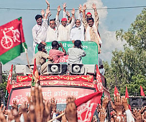 Akhilesh Yadav with Samajwadi Party leaders atop hydraulic elevator on the Samajwadi Kranti Rath.