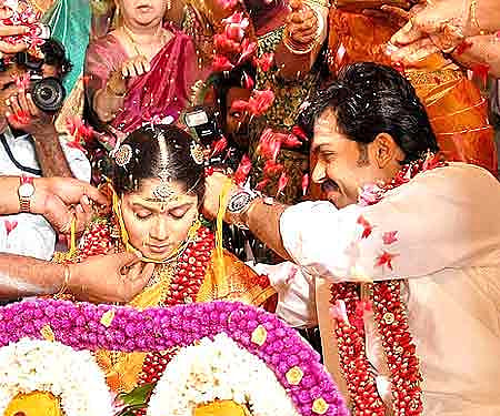 Karthi ties the Mangalasutra (Express Photo by J Manohar).