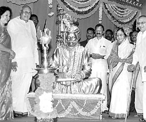 President Pratibha Patil unveiling a bronze statue of Srikrishna Devaraya at Ravindra Bharathi in Hyderabad on Monday.