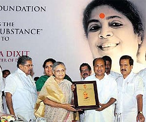 Defence Minister A K Antony presenting the first Mercy Ravi ‘Woman with Substance’ Award to Delhi Chief Minister Sheila Dikshit at a function held in