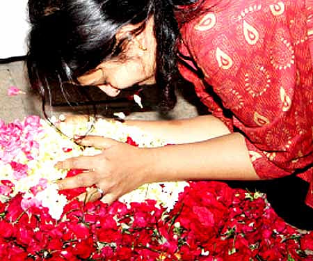 Radhika, actor Suresh Gopi’s wife, paying her last respects to her grandmother Aranmula Ponnamma| Express Photo/Kaviyoor Santosh.