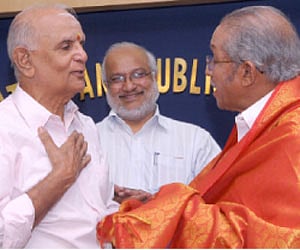 Yesudas, Kathakali maestros share honours