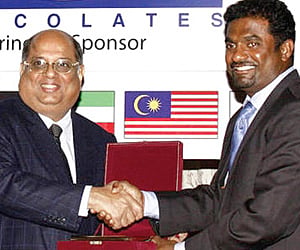Sri Lanka cricketer Muttiah Muralitharan felicitates World Squash Federation president N Ramachandran on Wednesday