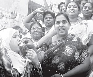Congress activists distributing sweets in Vijayawada on Thursday welcoming the Srikrishna Committee report