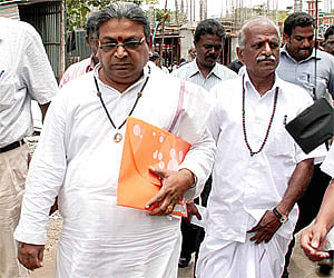 Nithya Sarvananda on his way to the CoP office to file a complaint against Sun TV for telecasting morphed video clippings of Nithyananda. (EPS)