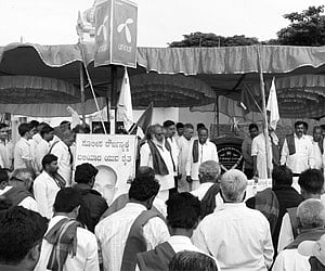 Karnataka Rajya Raitha Sangha observing a two-minute silence near farmers’ memorial at Haveri on Friday.