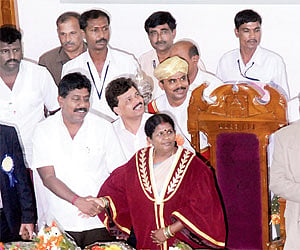 Sharadhamma takes the Mayor’s oath of office.