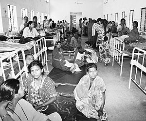 Patients lying on ground in Chitradurga district hospital’s mother and child care unit |Express Photo.