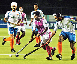 Comets’ Gurjinder Singh (right) in action vs Cheetahs’ S Sivamani